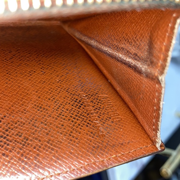 Authentic Louis Vuitton Monogram Sarah Wallet - Picture 7 of 15